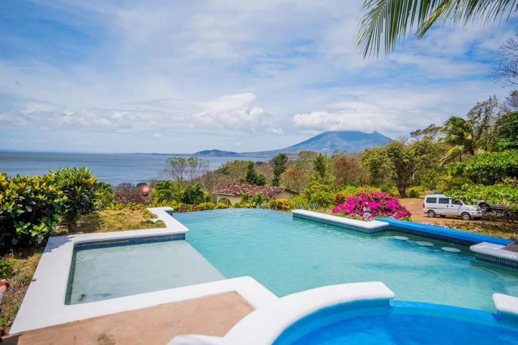 einen Pool mit Meerblick in der Unterkunft Hotel La Omaja in Mérida