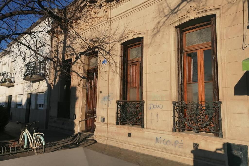 um edifício com janelas do lado em CASONA DE LORETO - alquiler temporario- em Azul