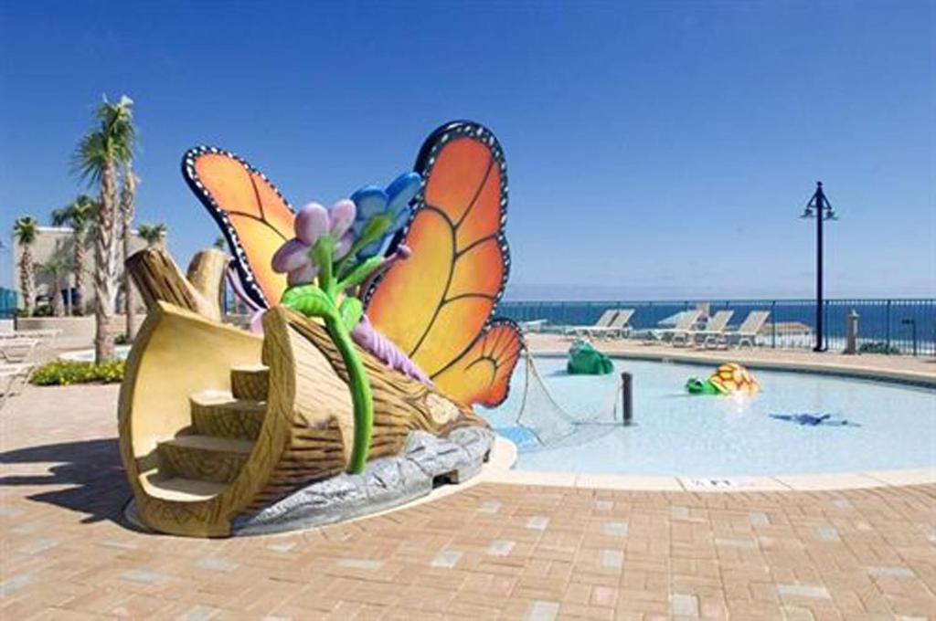 Bazén v ubytování Snowbirds are welcome Laketown Wharf Resort 2 and 3 flrs nebo v jeho okolí