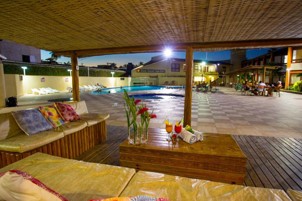 Bazén v ubytování Monte Pascoal Praia Hotel nebo v jeho okolí