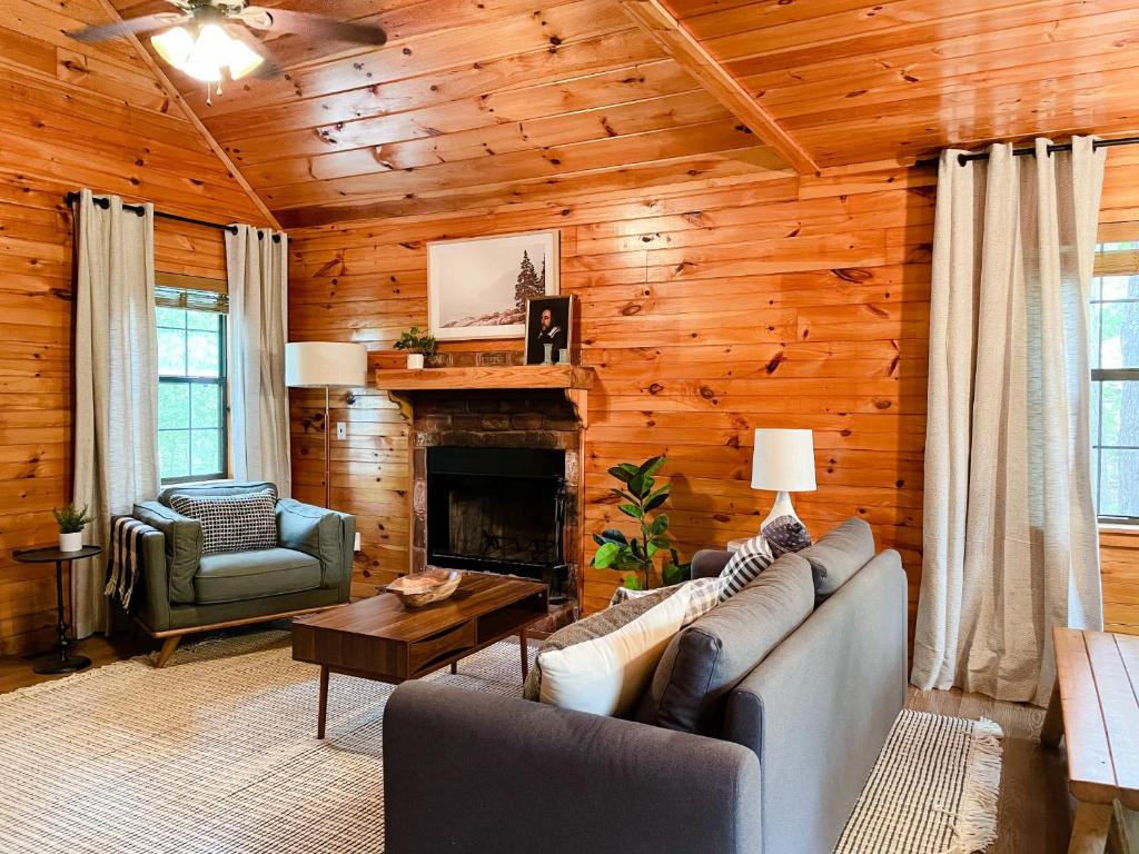 Dream Catcher Lodge with hot tub and pool table, Pigeon