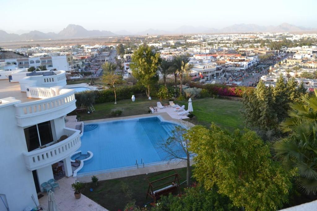 an aerial view of a house with a swimming pool at قصر 2 in Sharm El Sheikh