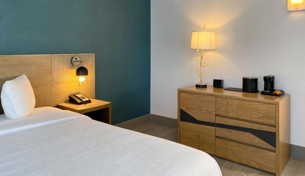 Marseilles Beachfront Hotel - Classic King Room