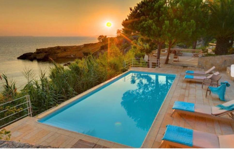 Πισίνα στο ή κοντά στο VILLAPARADISO Beach front Villa Makris Gialos