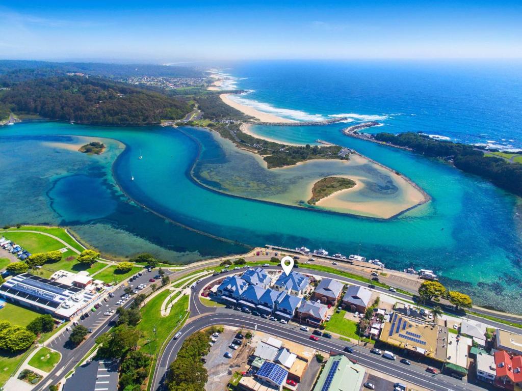 - une vue aérienne sur la plage et l'océan dans l'établissement Wharf Apartment Unit 7, à Narooma