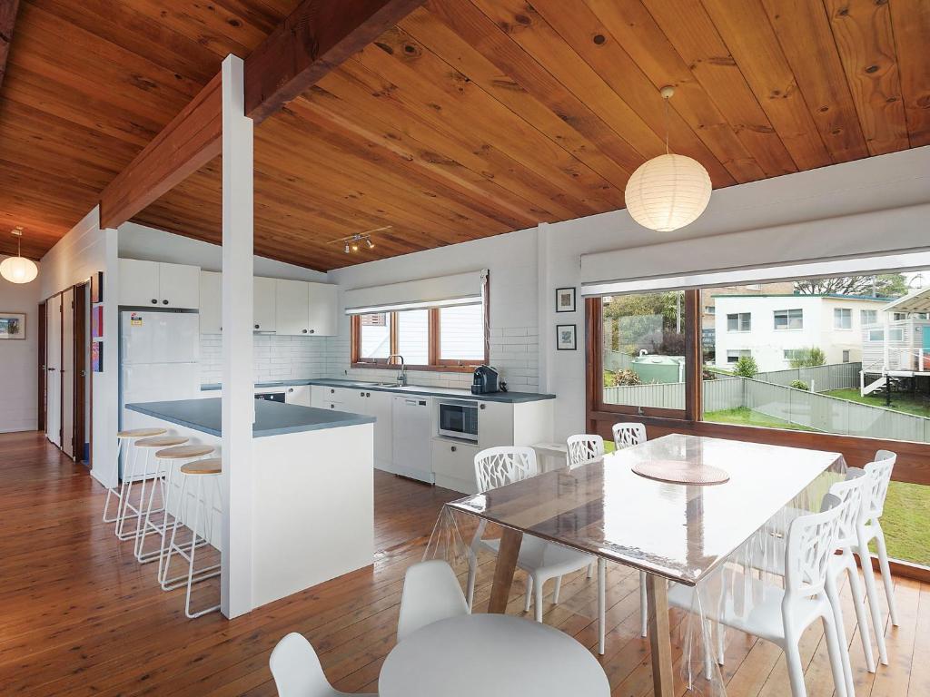 - une cuisine et une salle à manger avec une table et des chaises dans l'établissement 17 Dulling Street Beach House, à Dalmeny