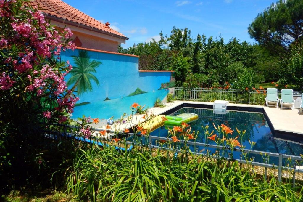 a swimming pool in the yard of a house at 2 chambres et salle de bain un oasis de bien être Piscine et jardin in Toulouse