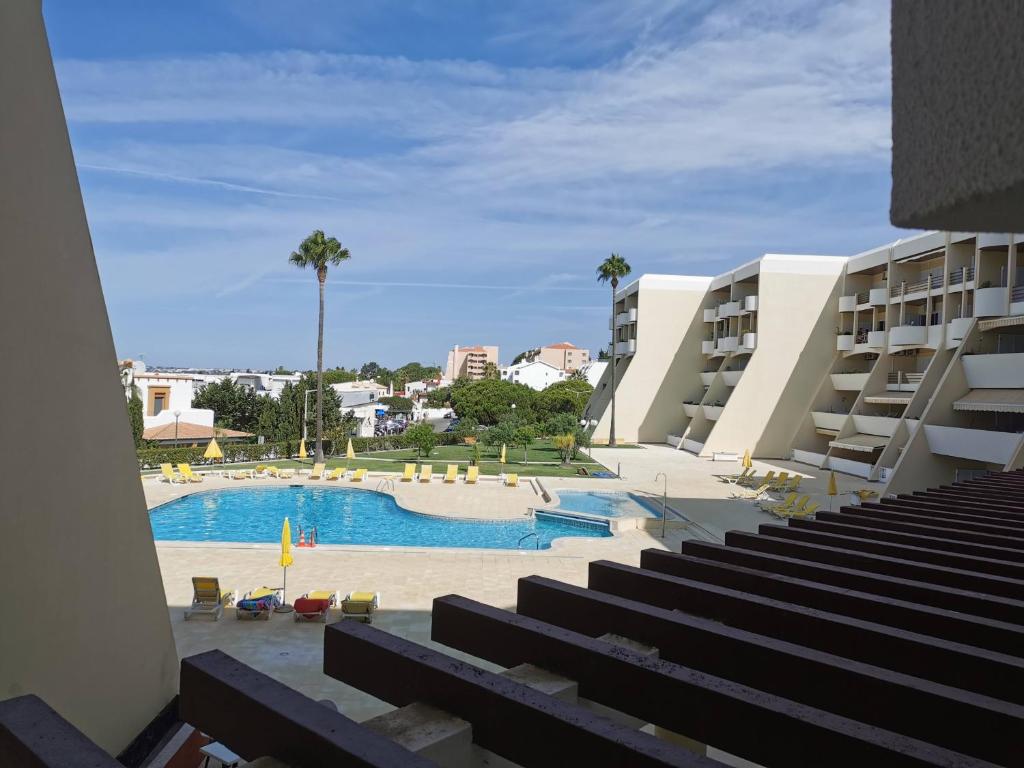 vista para a piscina num resort em Apartamento T2 Palmeira Galé-Praia da Galé na Guia