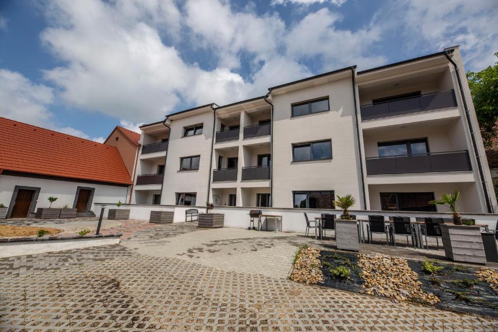 apartamentowiec z patio przed nim w obiekcie Apartmány Grasel w mieście Nové Syrovice