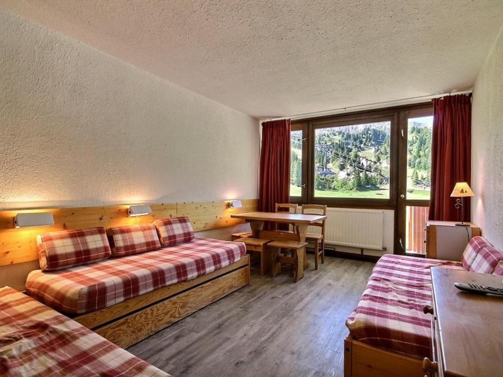 Tempat tidur dalam kamar di Studio La Plagne, 1 pièce, 3 personnes - FR-1-455-98