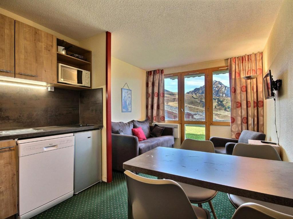 Studio Belle Plagne, 2 pièces, 4 personnes - FR-1-455-24にあるキッチンまたは簡易キッチン