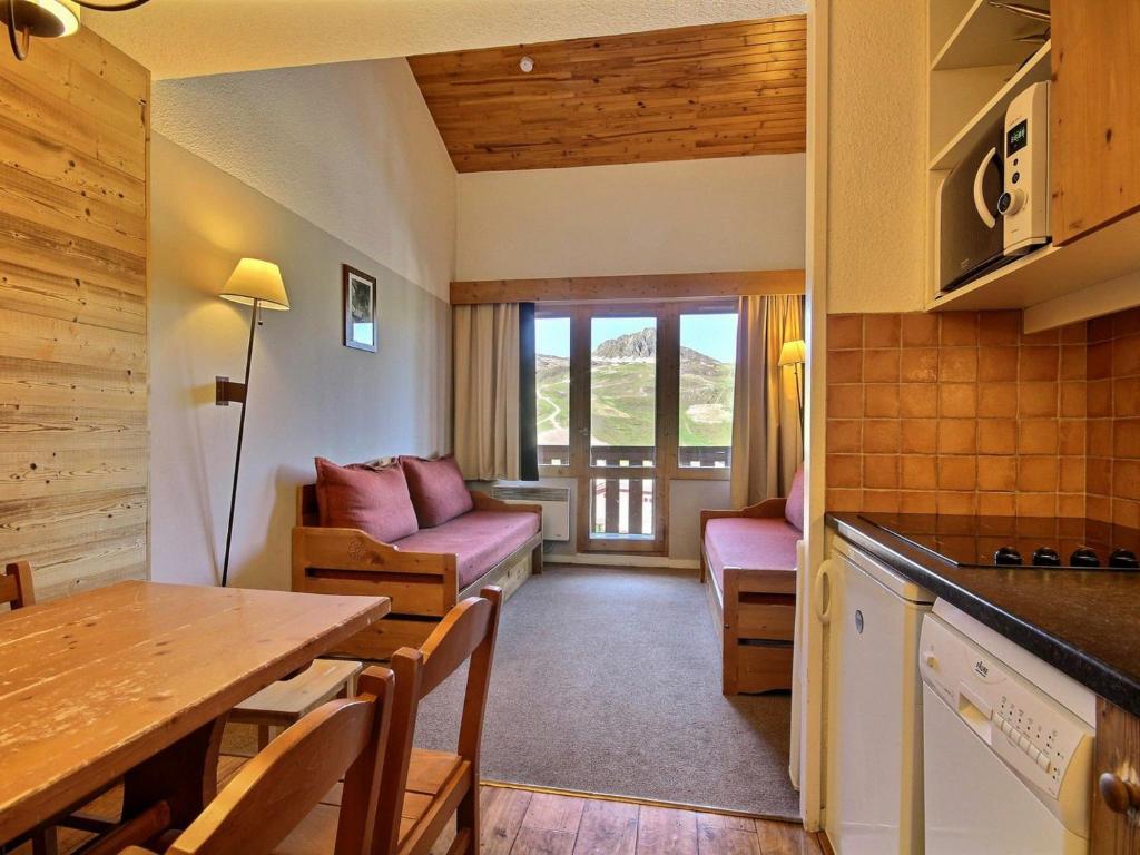 Appartement Belle Plagne, 3 pièces, 6 personnes - FR-1-455-8にあるキッチンまたは簡易キッチン