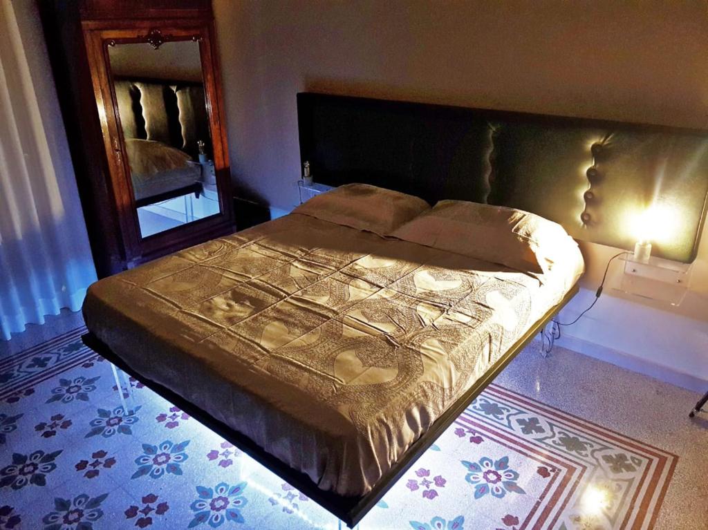 Postel nebo postele na pokoji v ubytování Room in BB - Princess Mafalda of Savoy b b