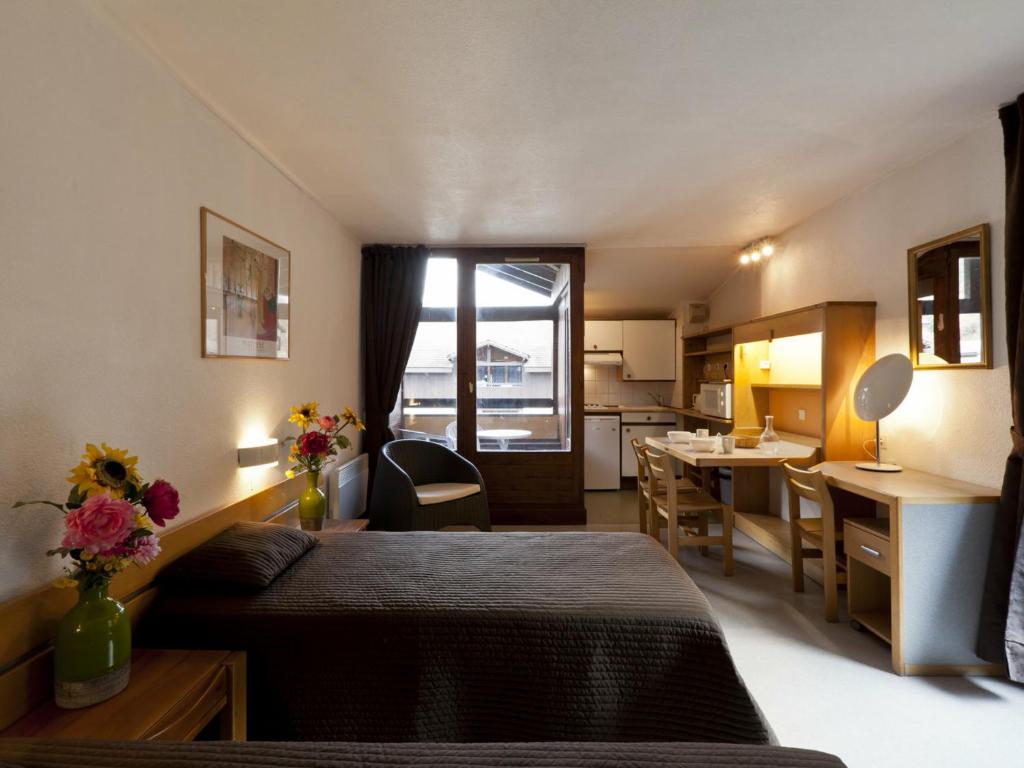 um quarto de hotel com duas camas e uma cozinha em Studio Brides-les-Bains, 1 pièce, 4 personnes - FR-1-512-144 em Brides-les-Bains