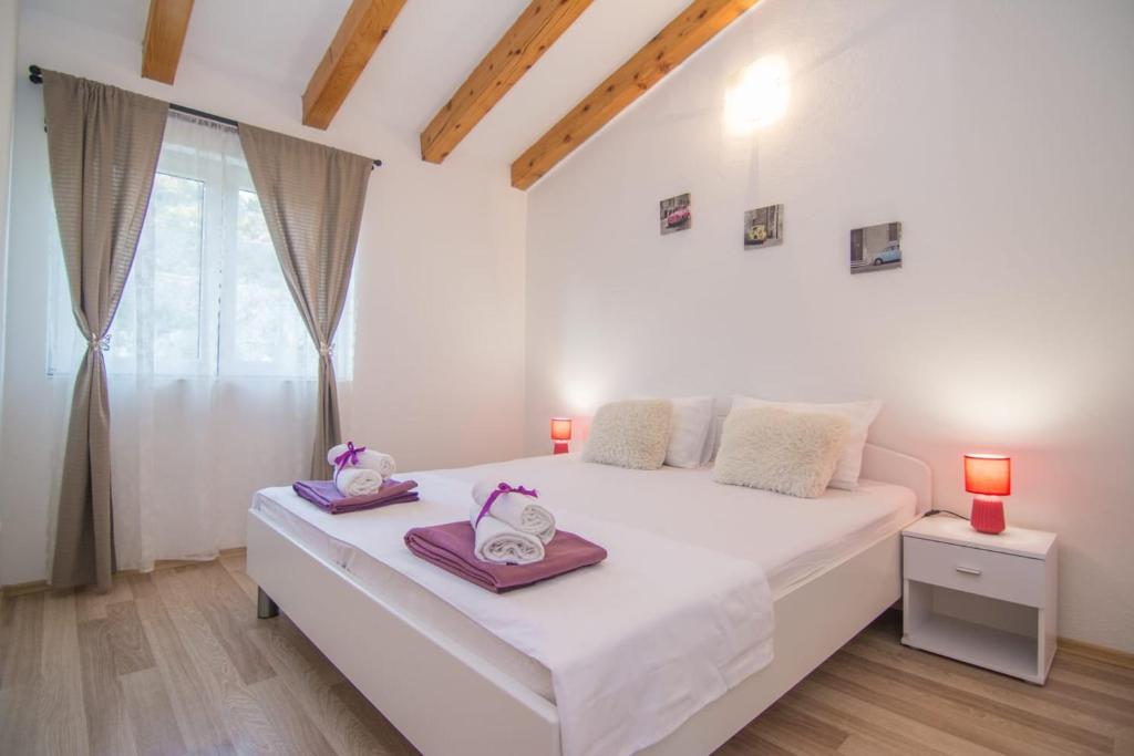 Postel nebo postele na pokoji v ubytování Village holiday apartman with heated pool Maslina