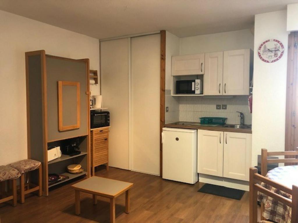 Una cocina o kitchenette en Studio Brides-les-Bains, 1 pièce, 4 personnes - FR-1-512-46