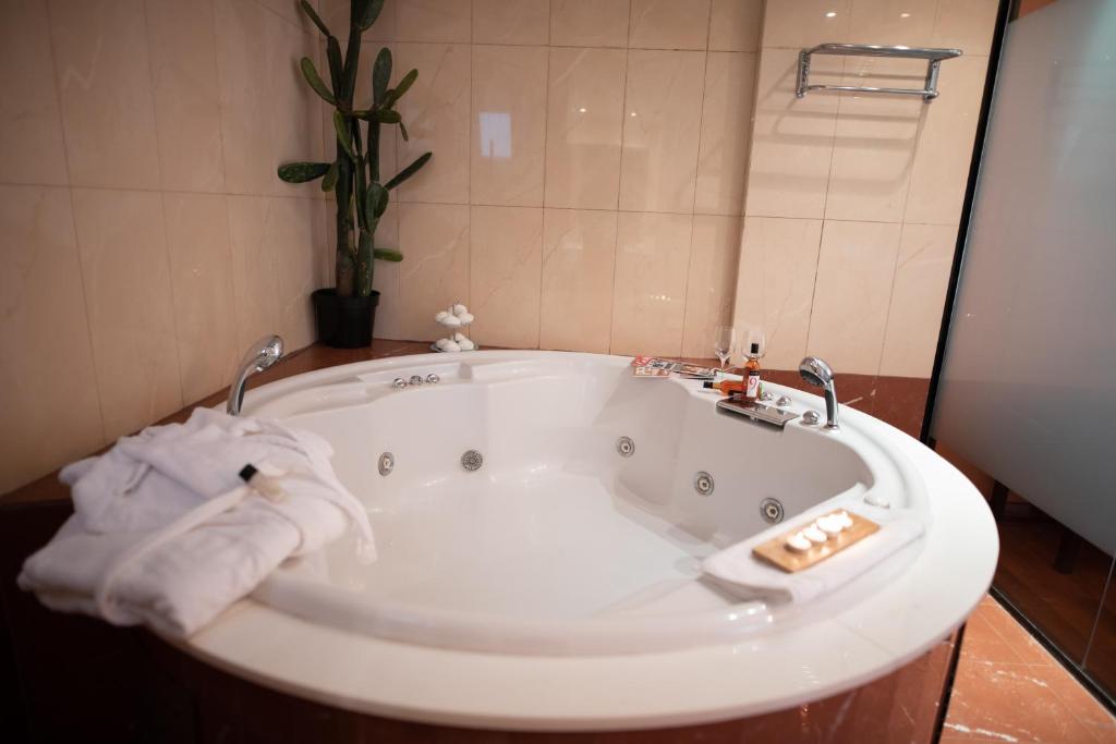 Kúpeľňa v ubytovaní Anastazia Luxury Suites & Spa
