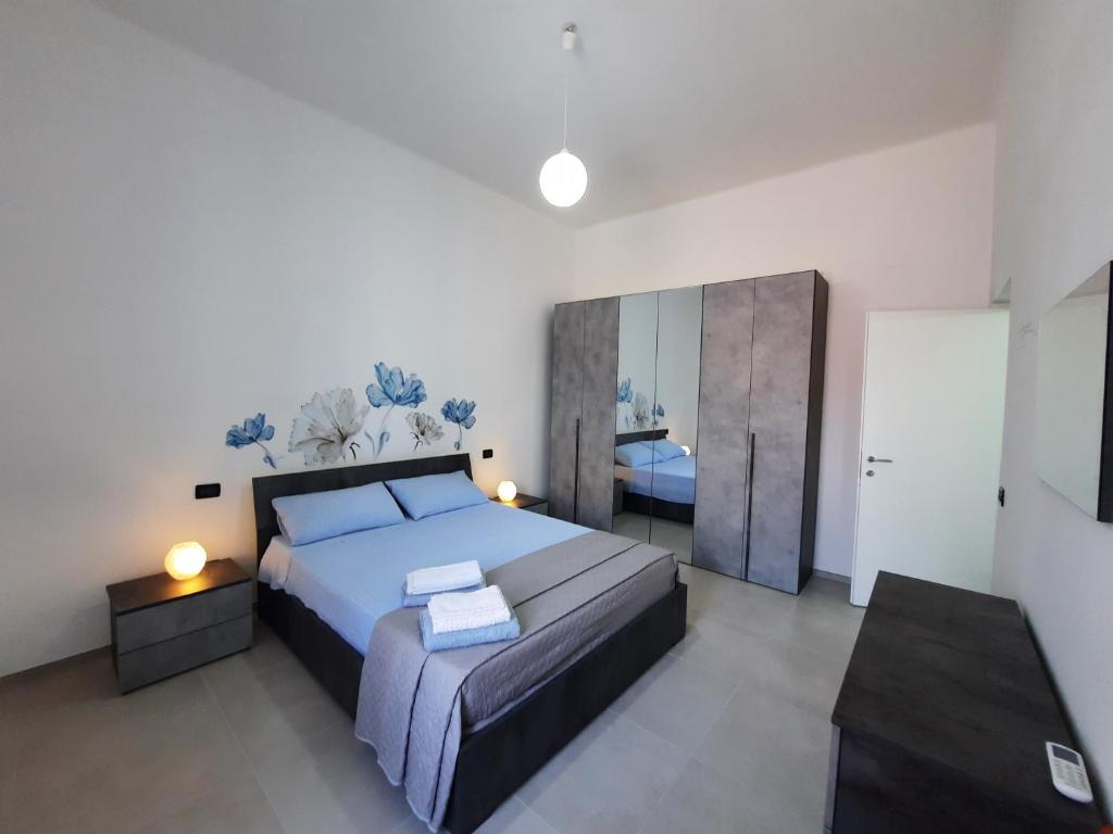 um quarto com uma cama king-size e um espelho em Casa Vacanza Serena em Lecce