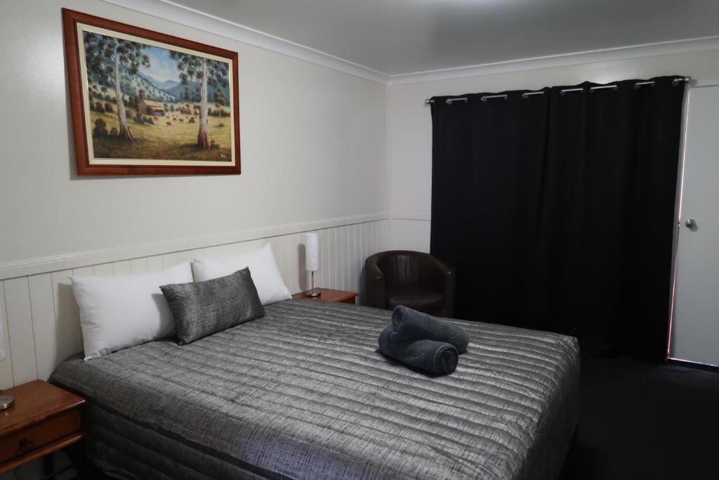 Postel nebo postele na pokoji v ubytování Charleville Waltzing Matilda Motor Inn