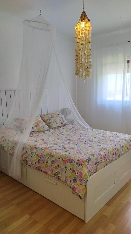 ArcozeloにあるCasa da Racaのベッドルーム1室(天蓋付きベッド1台、シャンデリア付)