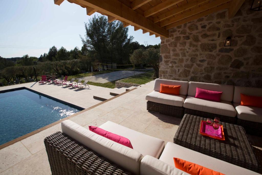 une terrasse avec un canapé et une piscine dans l'établissement Mas des Avelines, au Castellet