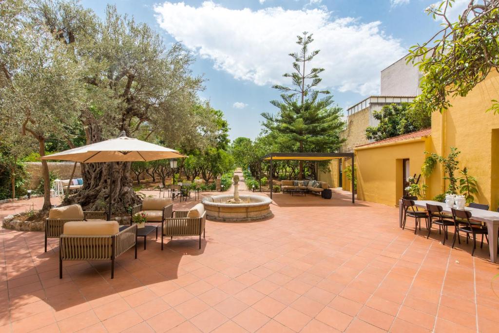 Patio lub wspólna przestrzeń na świeżym powietrzu w obiekcie Villa Ammirata Mondello by Wonderful Italy