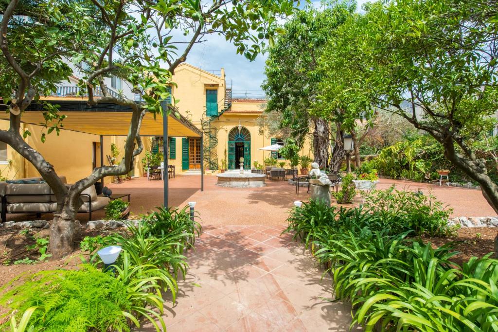 Ogród w obiekcie Villa Ammirata Mondello by Wonderful Italy