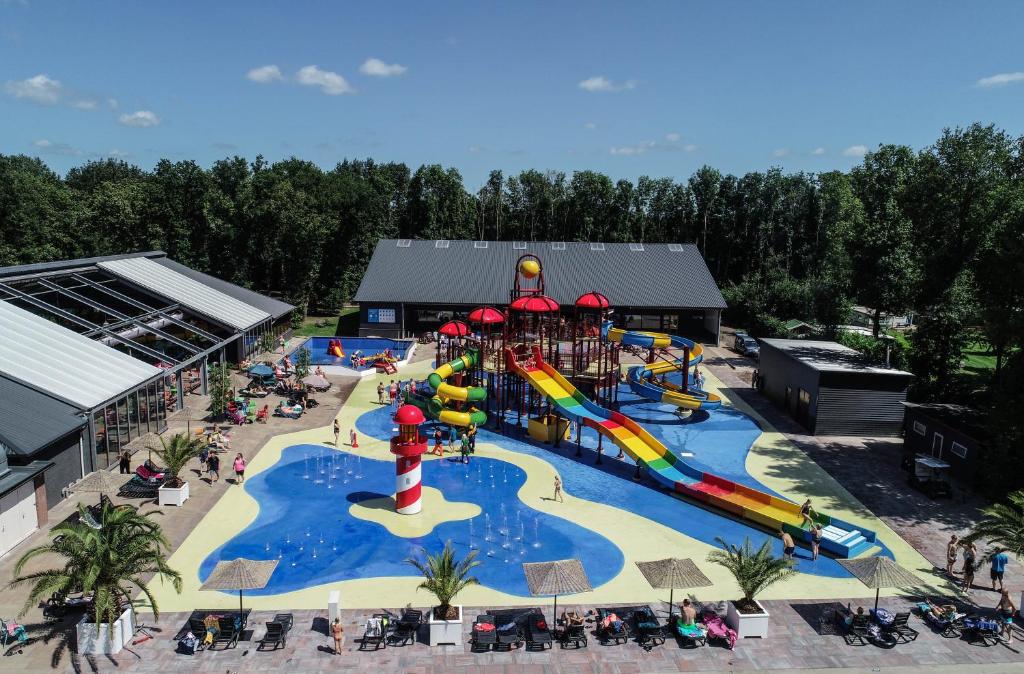 een openluchtwaterpark met een waterglijbaan bij Camping Wedderbergen in Wedde