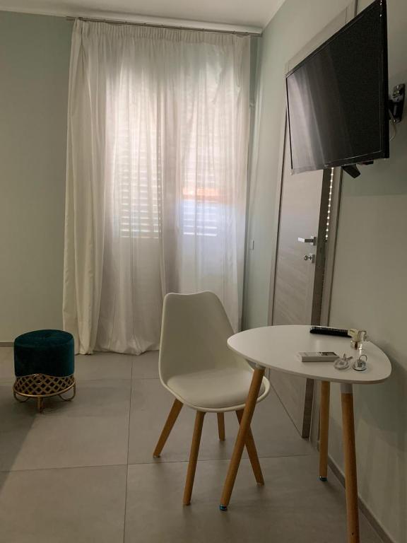 TV a/nebo společenská místnost v ubytování Albergo Piazza Risorgimento