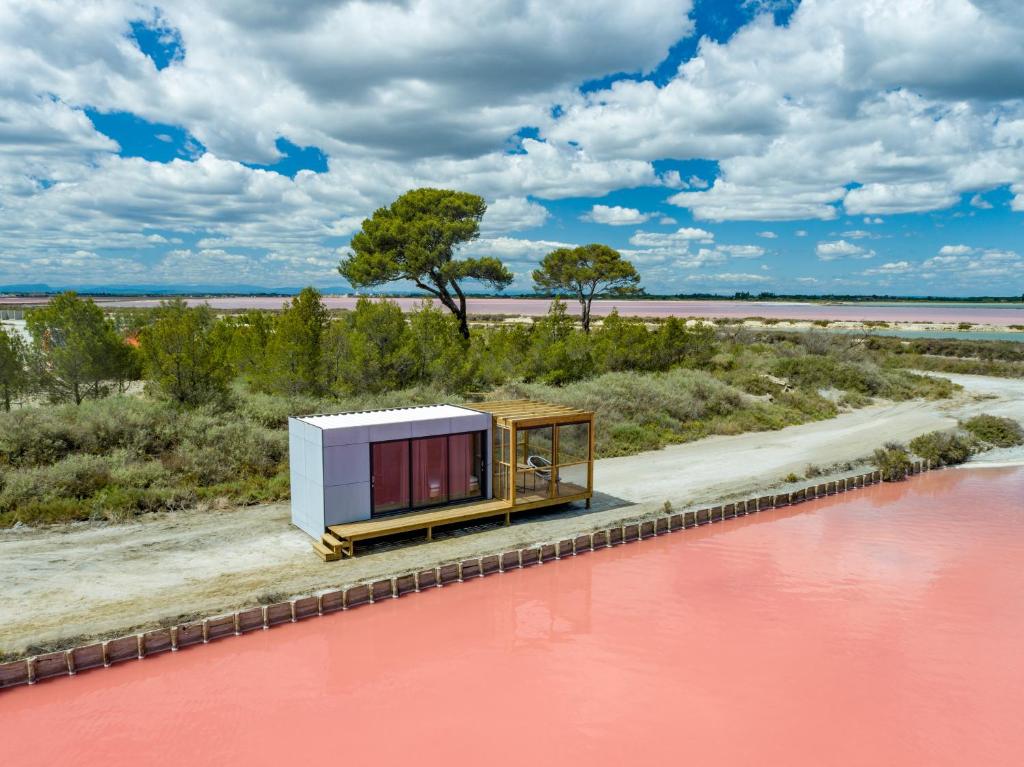a rendering of a building next to a body of water at Cabane SIRIUS Aigues-Mortes in Aigues-Mortes