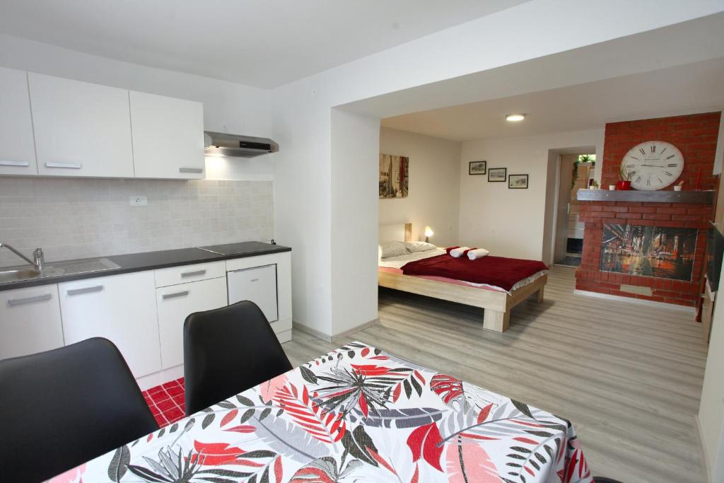 Hilltop Apartments Red & Blue - Studio Apartment