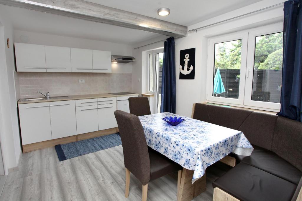 Hilltop Apartments Red & Blue - One-Bedroom Apartment