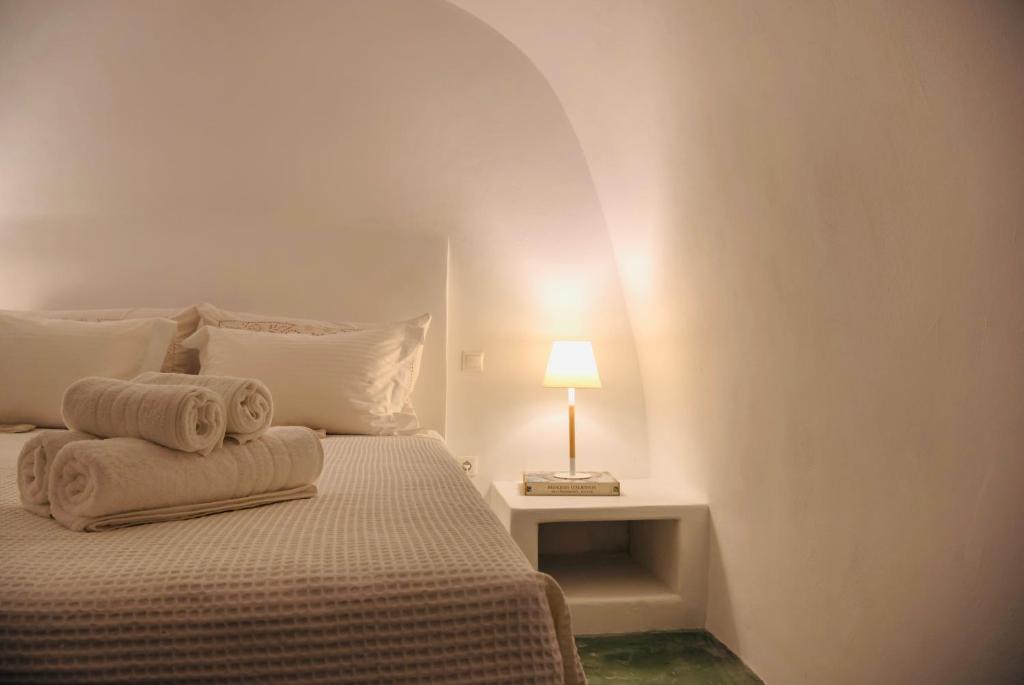 Letto o letti in una camera di Hiraeth Santorini