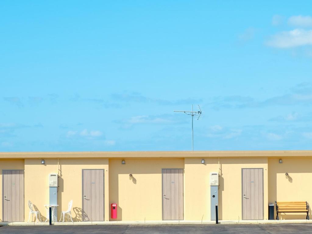 宮古島にあるHotel Shion no Umi - Vacation STAY 98886の黄色い建物の一列
