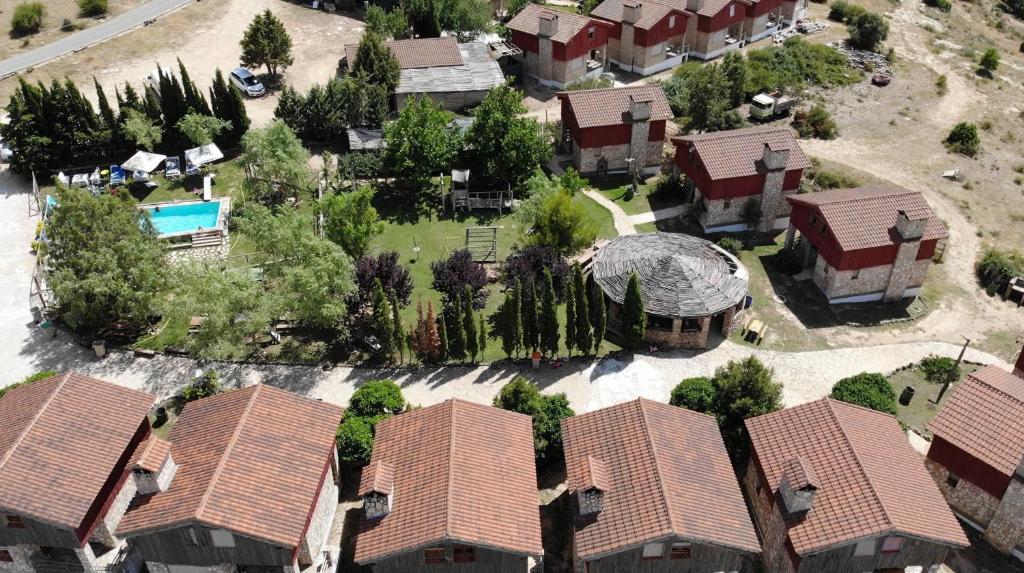 una vista aérea de una casa con patio en Cabañas Buenache, en Buenache de la Sierra