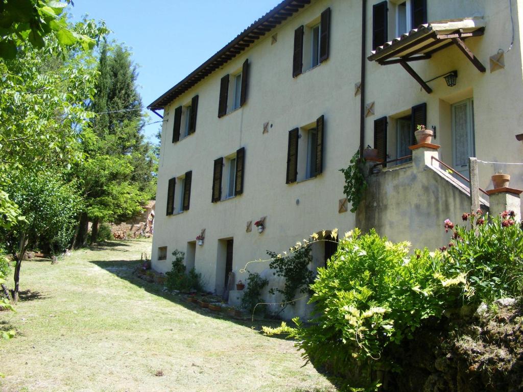 an external view of the house at Bed & Breakfast La Gaggiaspina in Nocera Umbra