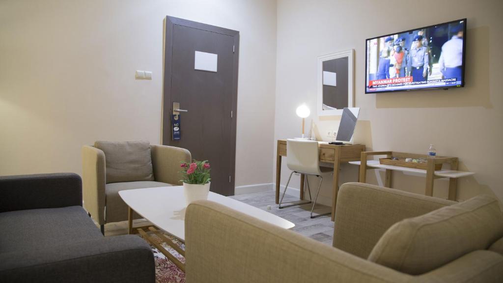 TV a/nebo společenská místnost v ubytování The Best Centric Hotel