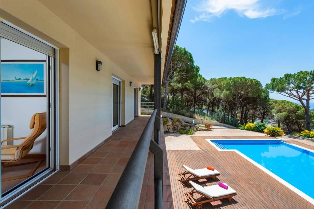 Bazén v ubytování Mediterranean villa with pool near barcelona nebo v jeho okolí