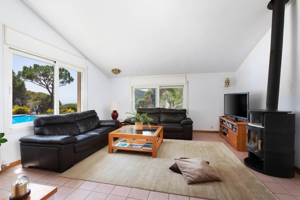 TV a/nebo společenská místnost v ubytování Mediterranean villa with pool near barcelona