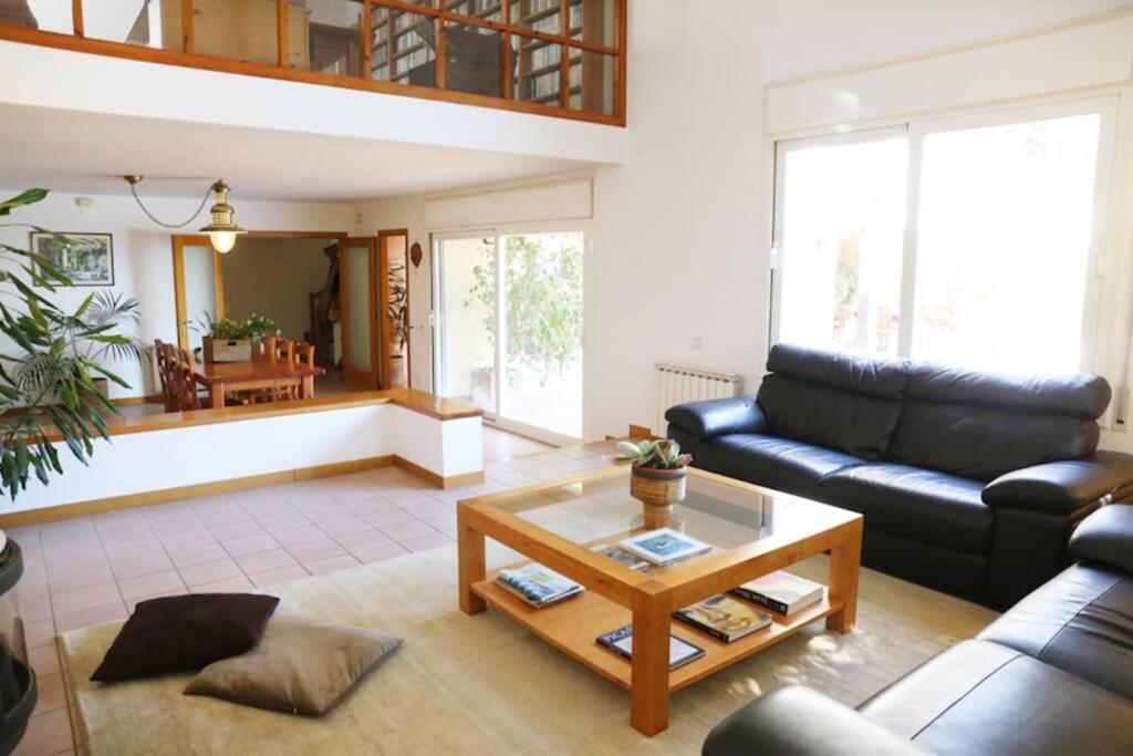Posezení v ubytování Mediterranean villa with pool near barcelona