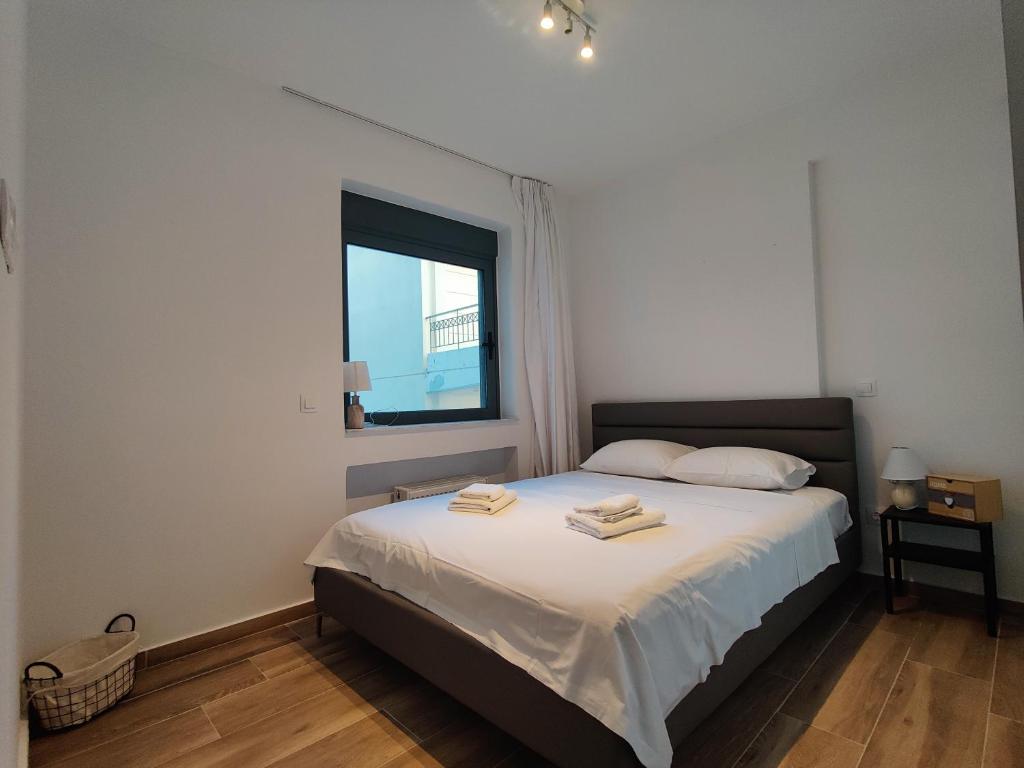 - une chambre avec un lit et 2 serviettes dans l'établissement WSD Luxury Stylish 1BD Apt near Marina & Beach, à Athènes
