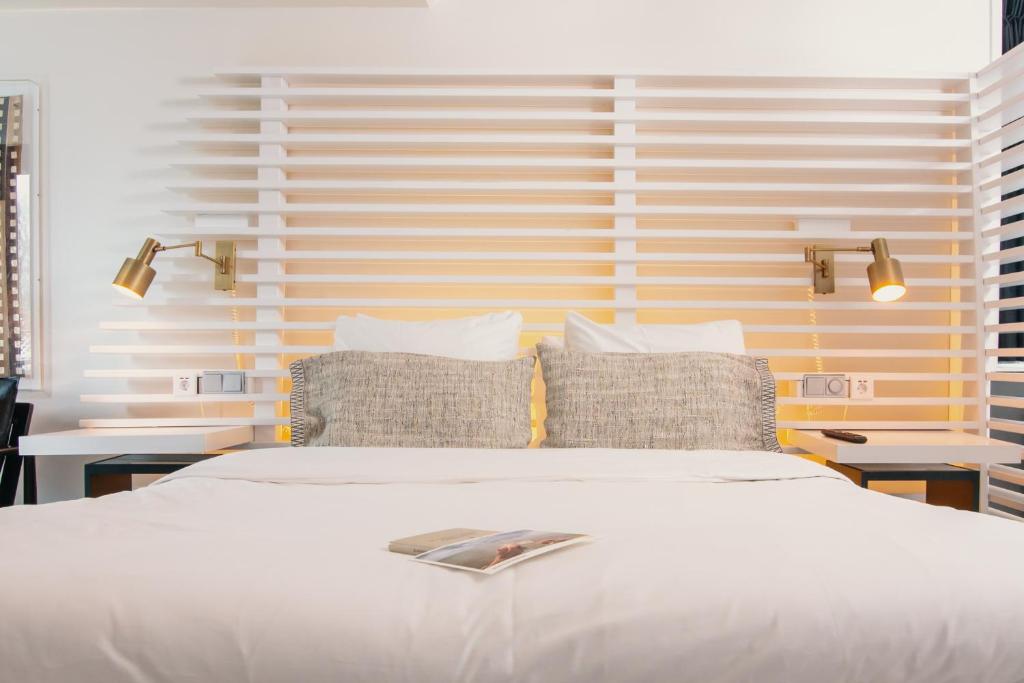 Postel nebo postele na pokoji v ubytování Nobel Hotel Ameland