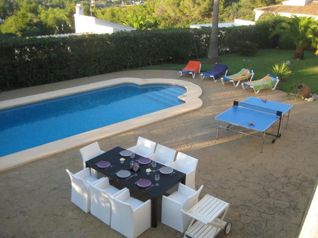 The swimming pool at or close to Arp