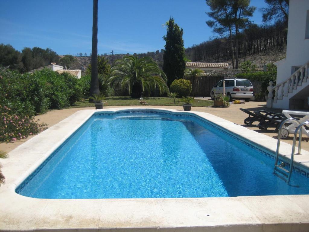 The swimming pool at or close to Arp