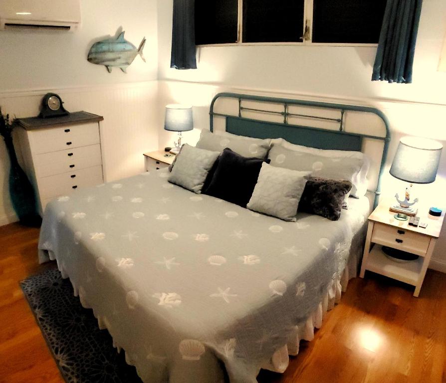 1 dormitorio con 1 cama y 2 mesas con lámparas en Maui Tranquility II, en Kihei