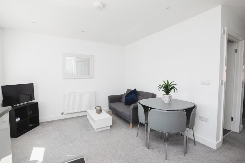 a living room with a couch and a table at NEW 2BD Pontact Flat in the Heart of Didcot in Didcot