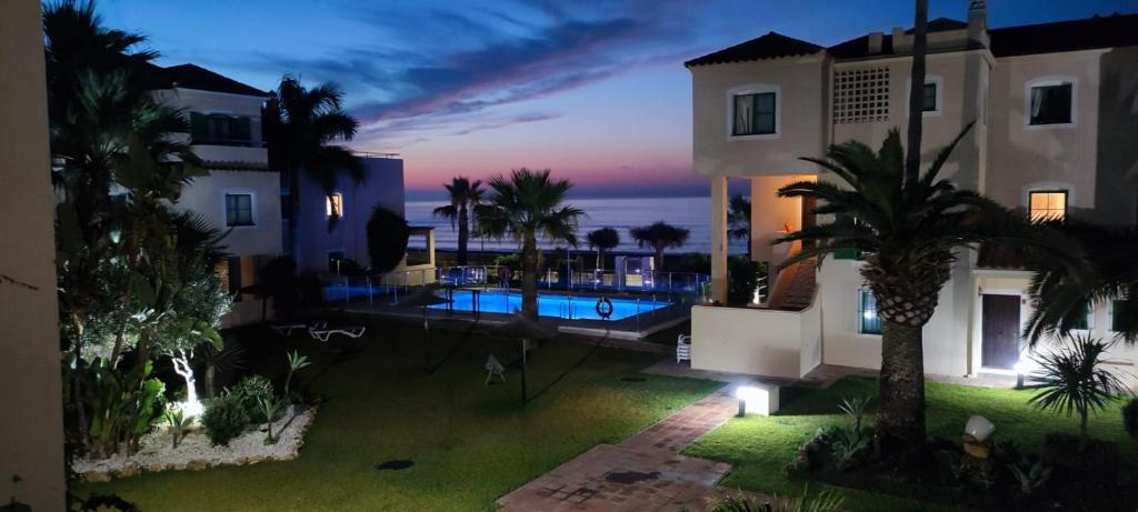 una vista aérea de una casa con piscina por la noche en El Diamante de Casares, en Bahía de Casares