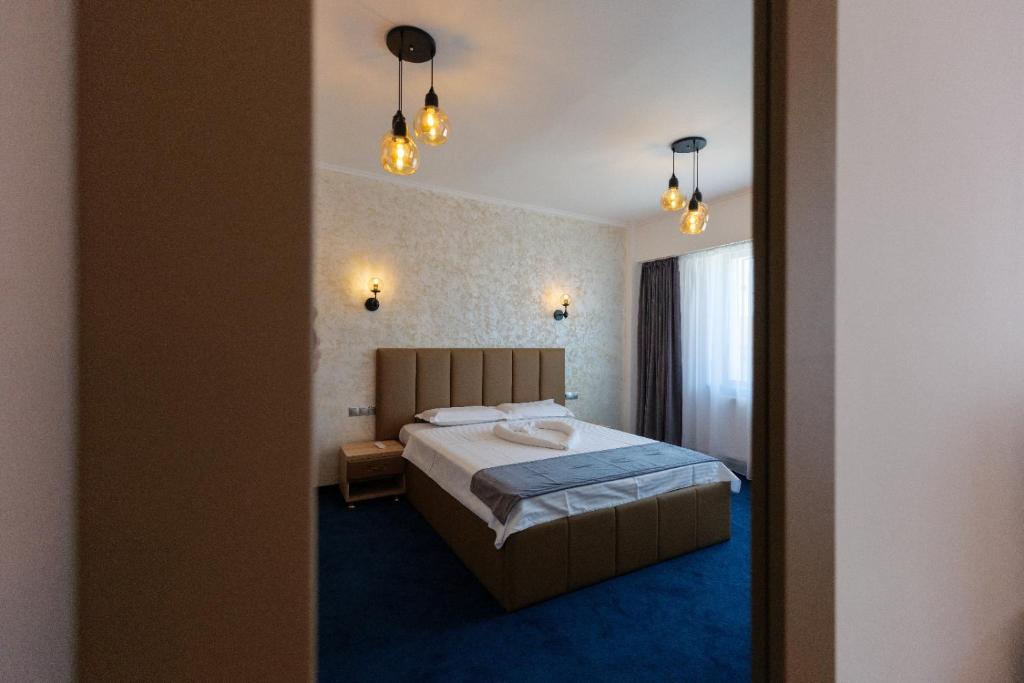 A bed or beds in a room at Hotel Villa Ovidiu