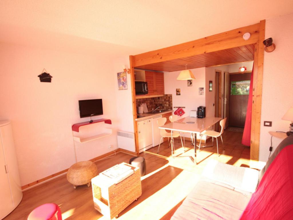 een woonkamer met een bank en een tafel bij Studio Les Saisies, 1 pièce, 4 personnes - FR-1-293-157 in Les Saisies