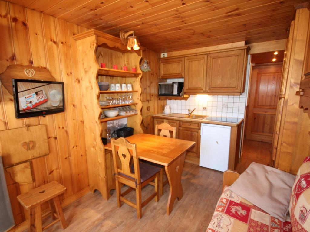 een keuken met een houten tafel en een keuken met een fornuis bij Studio Hauteluce, 1 pièce, 2 personnes - FR-1-293-306 in Hauteluce